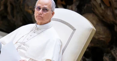 Pope highlights virtue of listening while accepting award from U.S. Augustinians
